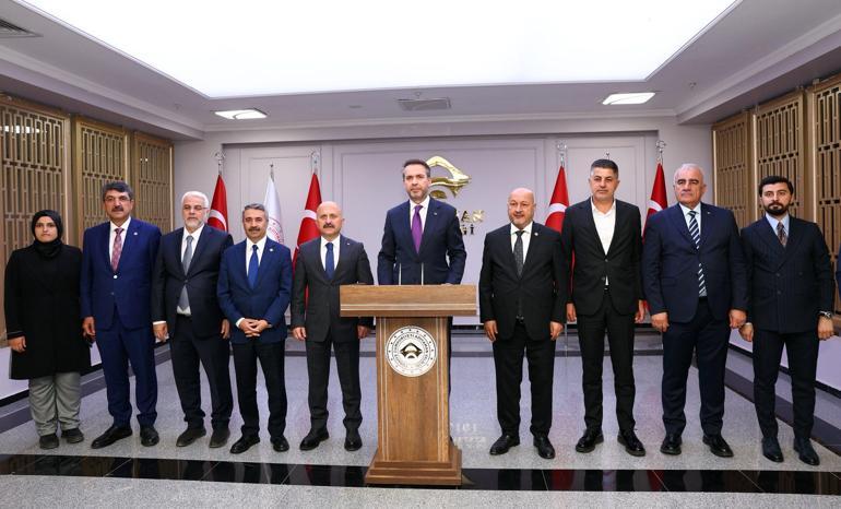 Bakan Bayraktar, Adıyamanda Türkiye Yüzyılı Buluşmaları toplantısına katıldı