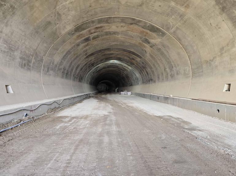 Hatayda Türkiye’nin en uzun ve en geniş tünelinin yapımı devam ediyor