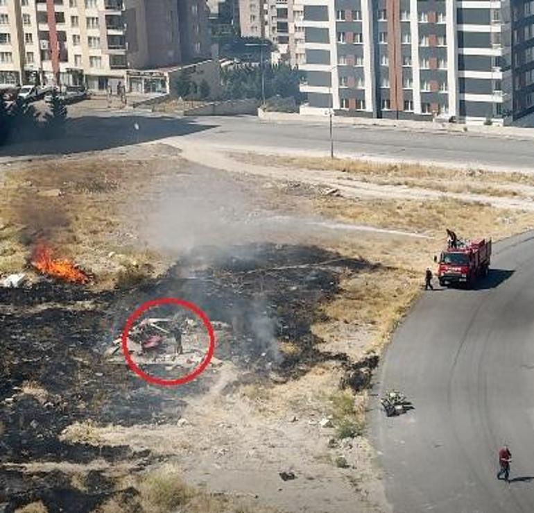 Alevlere rağmen salça karıştırmaya devam etti