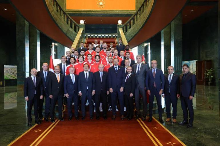 Cumhurbaşkanı Erdoğan, A Milli Basketbol Takımını kabul etti