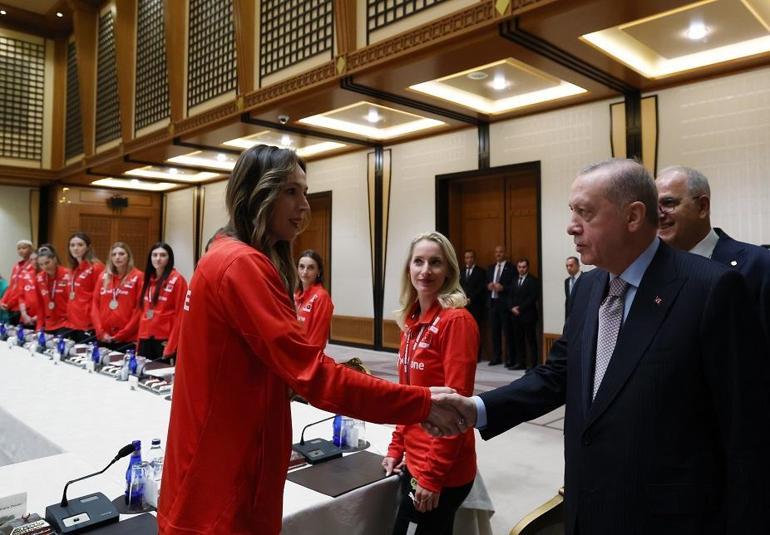 Cumhurbaşkanı Erdoğan, A Milli Kadın Voleybol Takımını kabul etti