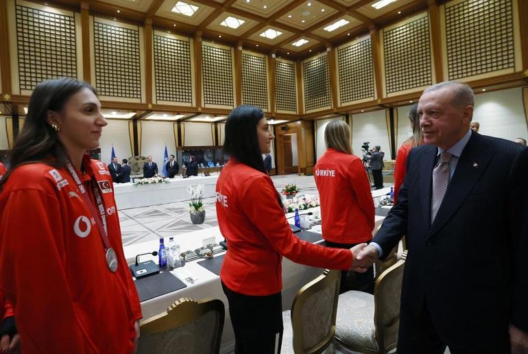 Cumhurbaşkanı Erdoğan, A Milli Kadın Voleybol Takımını kabul etti