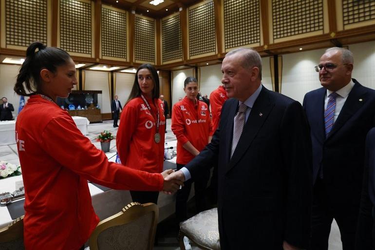 Cumhurbaşkanı Erdoğan, A Milli Kadın Voleybol Takımını kabul etti