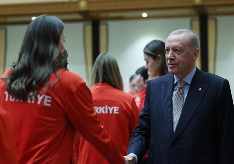 Cumhurbaşkanı Erdoğan, A Milli Kadın Voleybol Takımını kabul etti