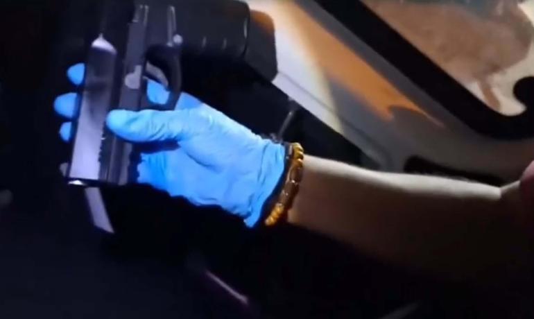 İzmirin 3 ilçesinde eş zamanlı operasyon; otomobilin gizli bölmesinden tabanca çıktı