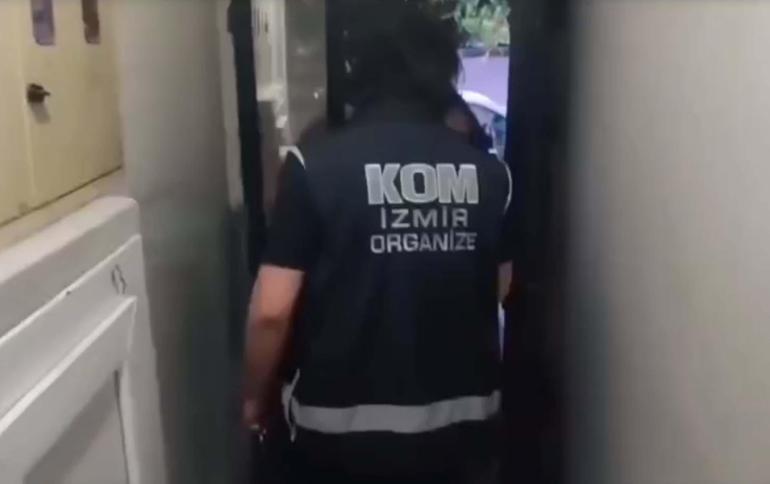 İzmirin 3 ilçesinde eş zamanlı operasyon; otomobilin gizli bölmesinden tabanca çıktı