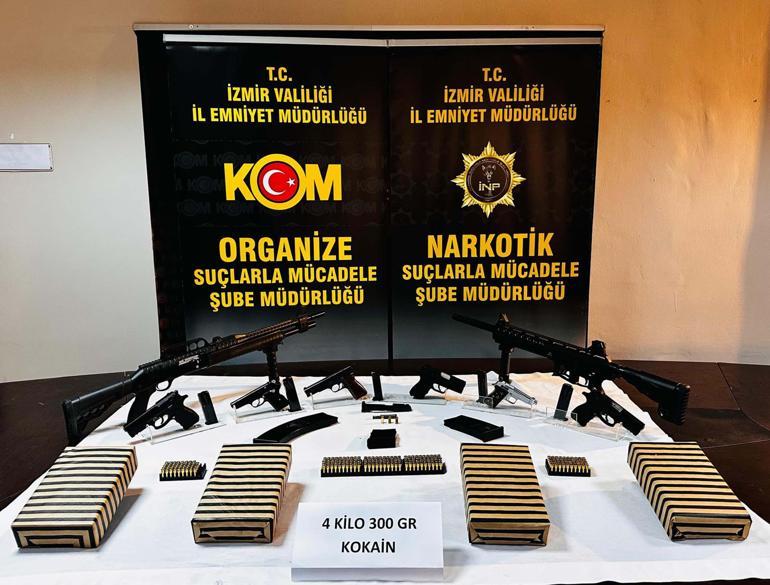 İzmirin 3 ilçesinde eş zamanlı operasyon; otomobilin gizli bölmesinden tabanca çıktı
