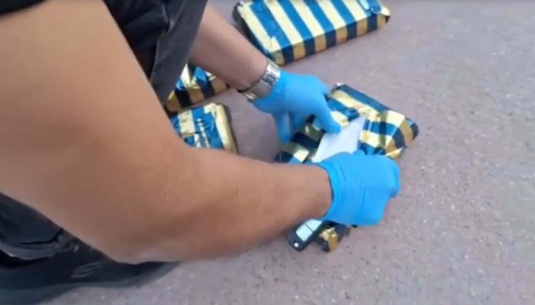 İzmirin 3 ilçesinde eş zamanlı operasyon; otomobilin gizli bölmesinden tabanca çıktı