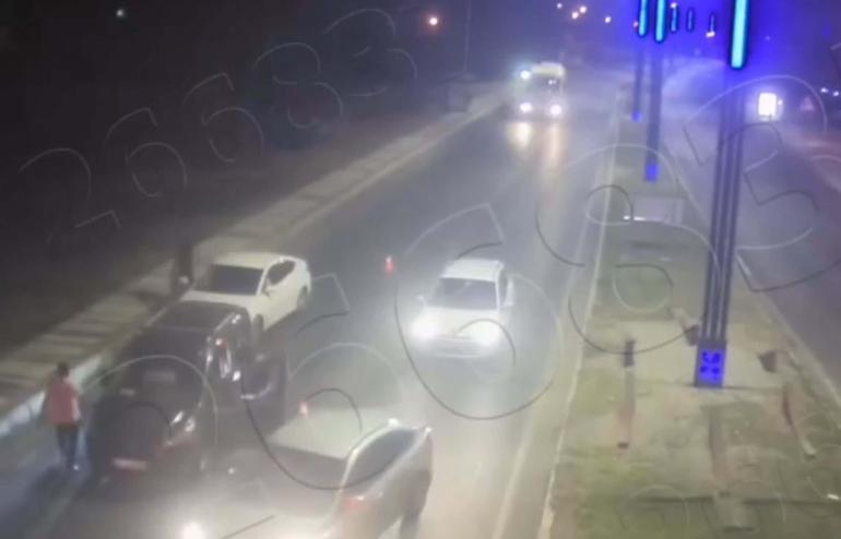 İzmirin 3 ilçesinde eş zamanlı operasyon; otomobilin gizli bölmesinden tabanca çıktı