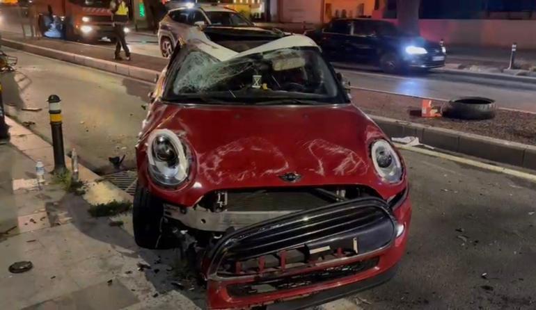 Kadıköy’de ağaca çarpan otomobil takla attı: 2 yaralı