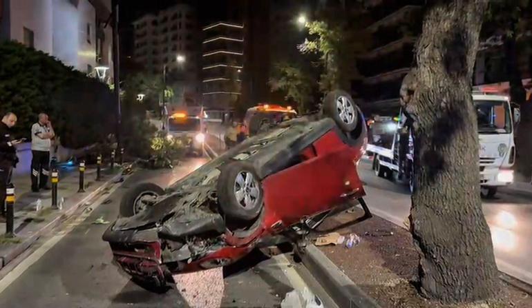 Kadıköy’de ağaca çarpan otomobil takla attı: 2 yaralı