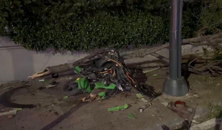 Kadıköy’de ağaca çarpan otomobil takla attı: 2 yaralı