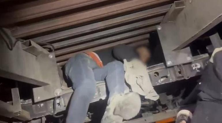 Çekicinin gizli bölmesinde 2 kaçak göçmen yakalandı