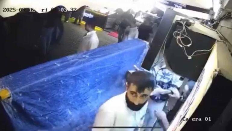 Beşiktaşta yürürken çarpışan grubun tekme ve yumruklu kavgası kamerada: 5 gözaltı