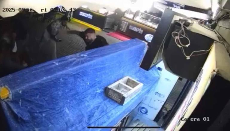 Beşiktaşta yürürken çarpışan grubun tekme ve yumruklu kavgası kamerada: 5 gözaltı