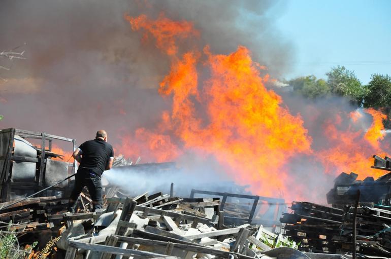 Manisadaki palet fabrikası yangını kontrol altında