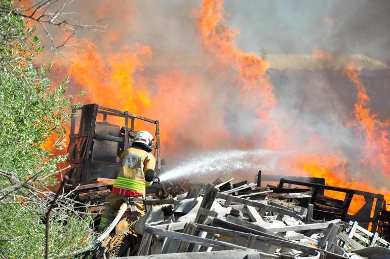 Manisadaki palet fabrikası yangını kontrol altında