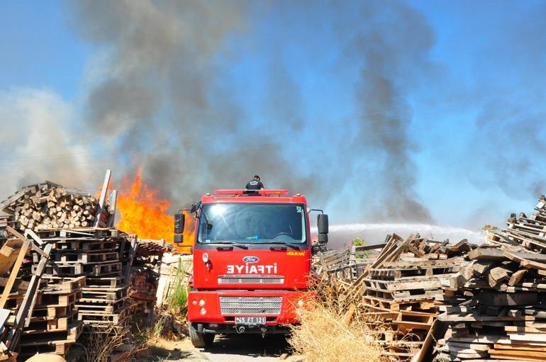 Manisadaki palet fabrikası yangını kontrol altında
