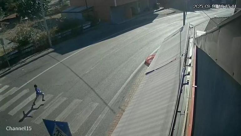 Yaya geçidinden koşan 9 yaşındaki Ahmete otomobil çarptı; kaza kamerada
