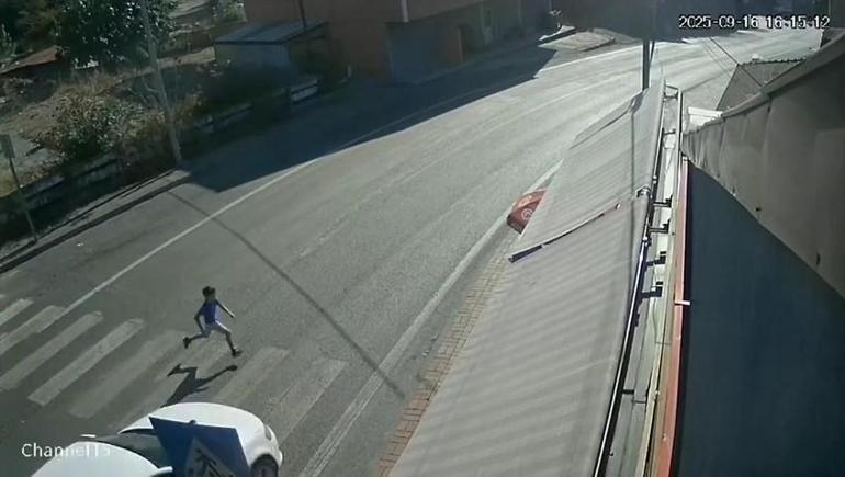 Yaya geçidinden koşan 9 yaşındaki Ahmete otomobil çarptı; kaza kamerada