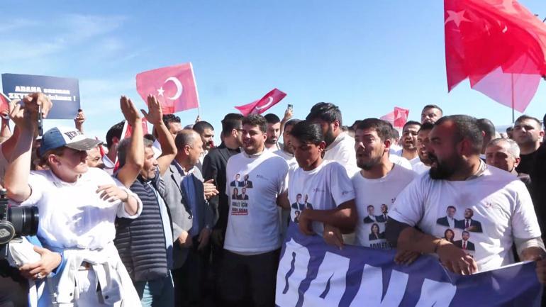 Özgür Özel Adanadan Özgürlük Yürüyüşü başlatan Gençlik Kolları üyelerini Silivride karşıladı