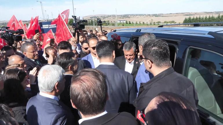 Özgür Özel Adanadan Özgürlük Yürüyüşü başlatan Gençlik Kolları üyelerini Silivride karşıladı