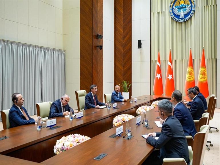 Cumhurbaşkanı Yardımcısı Yılmaz, Kırgızistan Cumhurbaşkanı Caparov ile görüştü