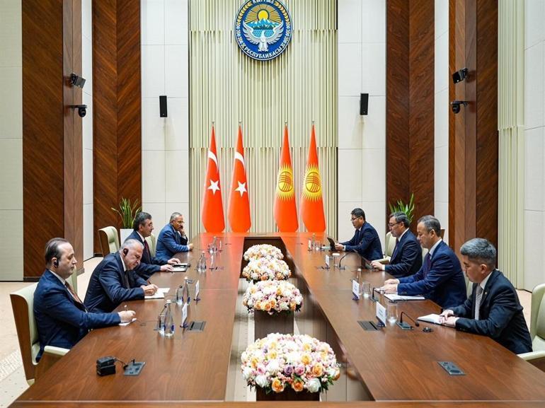 Cumhurbaşkanı Yardımcısı Yılmaz, Kırgızistan Cumhurbaşkanı Caparov ile görüştü