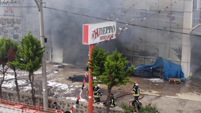 Trabzon’da alışveriş merkezindeki yangında alevler yeniden yükseldi