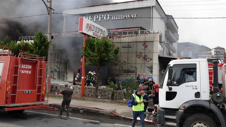 Trabzon’da alışveriş merkezindeki yangında alevler yeniden yükseldi