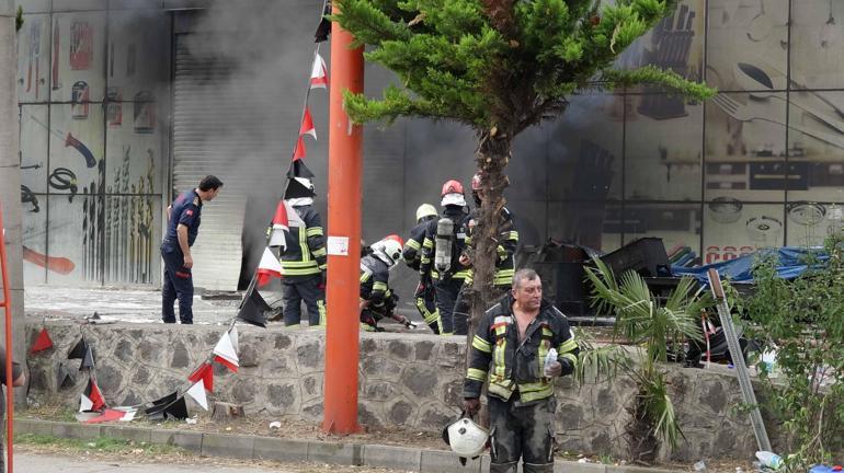 Trabzon’da alışveriş merkezindeki yangında alevler yeniden yükseldi