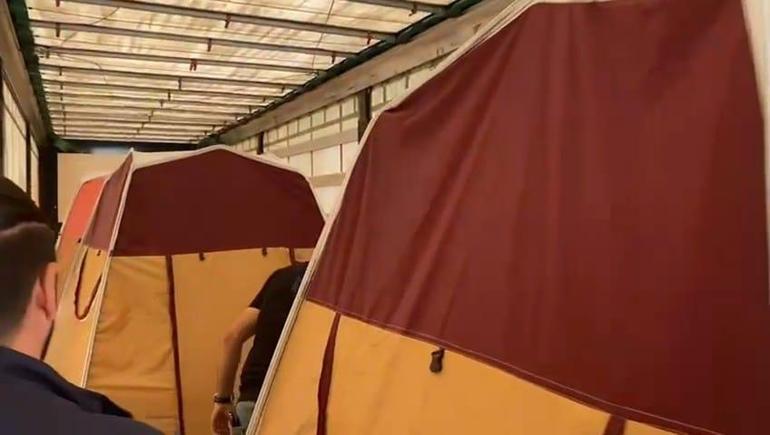 TIR’ın dorsesindeki kamp çadırlarından 17 kaçak göçmen çıktı