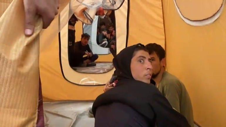 TIR’ın dorsesindeki kamp çadırlarından 17 kaçak göçmen çıktı