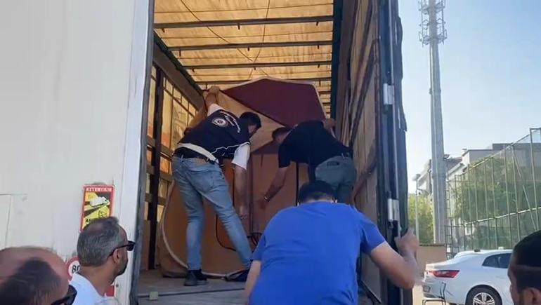 TIR’ın dorsesindeki kamp çadırlarından 17 kaçak göçmen çıktı