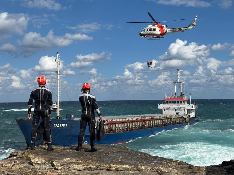 Kuru yük gemisi karaya oturdu; mürettebat kurtarıldı
