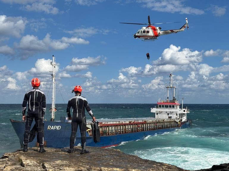Kuru yük gemisi karaya oturdu; mürettebat kurtarıldı