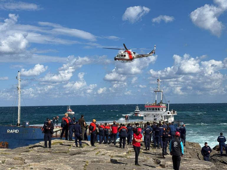 Kuru yük gemisi karaya oturdu; mürettebat kurtarıldı