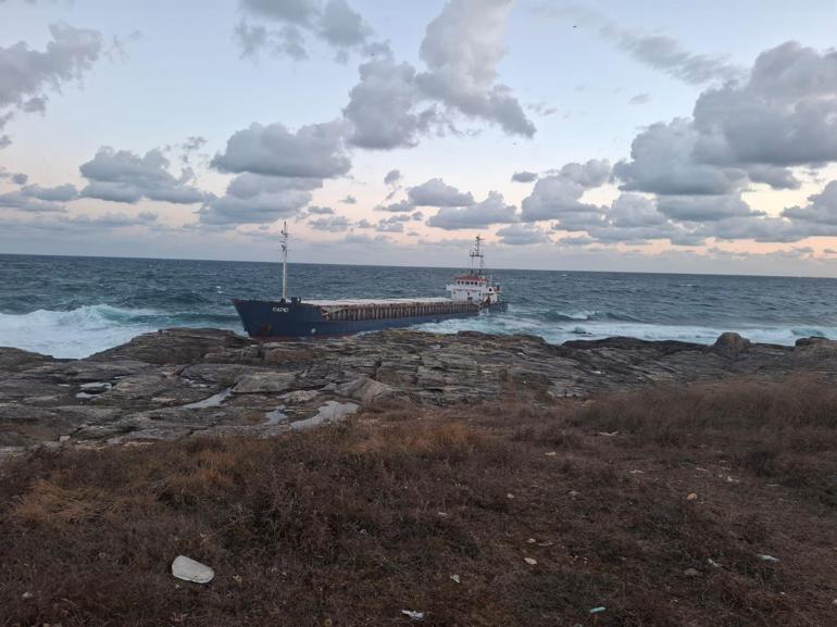 Kuru yük gemisi karaya oturdu; mürettebat kurtarıldı