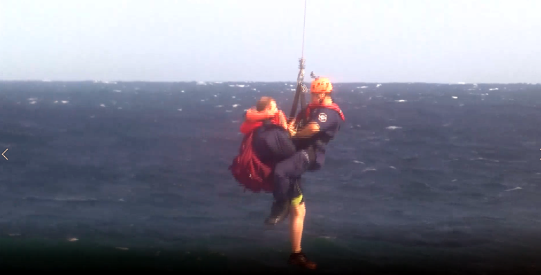 Kuru yük gemisi karaya oturdu; mürettebat kurtarıldı