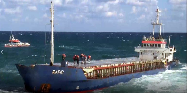 Kuru yük gemisi karaya oturdu; mürettebat kurtarıldı