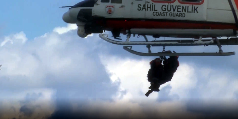 Kuru yük gemisi karaya oturdu; mürettebat kurtarıldı