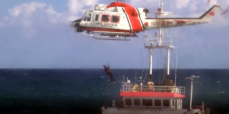 Kuru yük gemisi karaya oturdu; mürettebat kurtarıldı