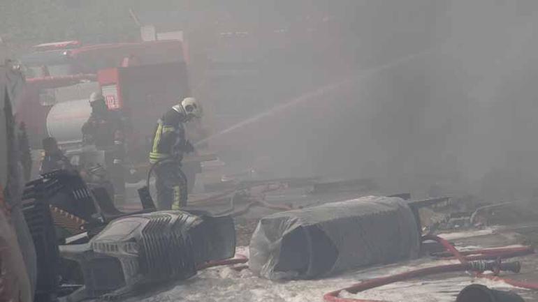 Trabzon’da alışveriş merkezindeki yangında alevler yeniden yükseldi