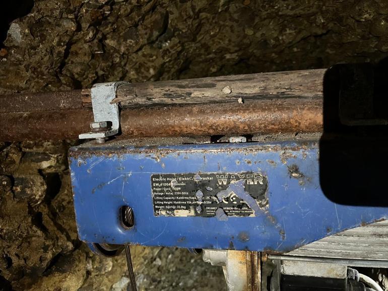 Rüyasında define görüp oturduğu evde kaçak kazı yapan anne ile oğluna gözaltı