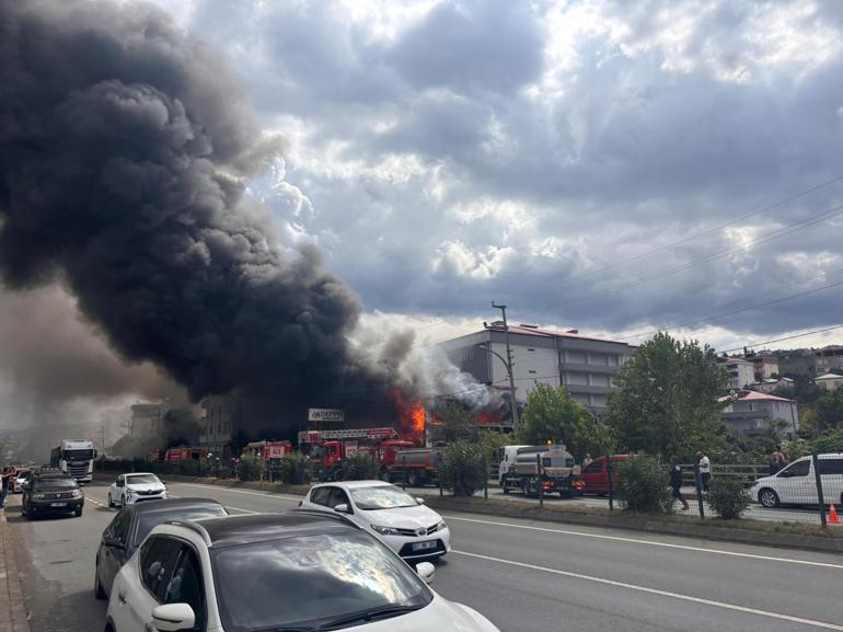Trabzon’da alışveriş merkezindeki yangında alevler yeniden yükseldi