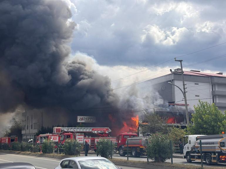 Trabzon’da alışveriş merkezindeki yangında alevler yeniden yükseldi