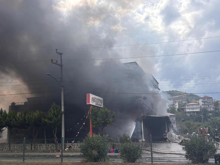 Trabzon’da alışveriş merkezindeki yangında alevler yeniden yükseldi