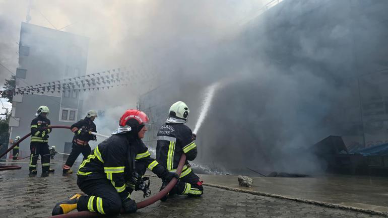 Trabzon’da alışveriş merkezindeki yangında alevler yeniden yükseldi
