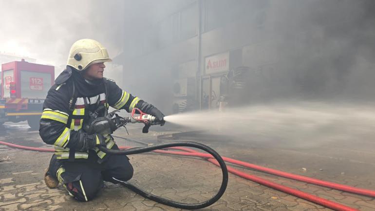 Trabzon’da alışveriş merkezindeki yangında alevler yeniden yükseldi