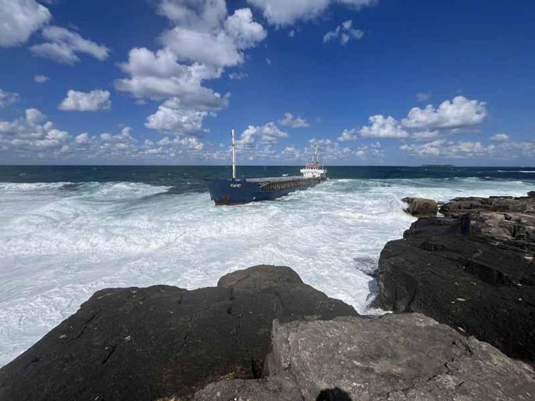 Kuru yük gemisi karaya oturdu; mürettebat kurtarıldı